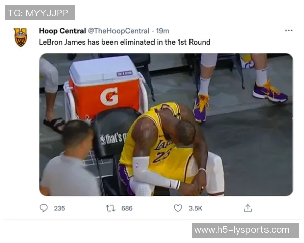 美国演员甜茶佩戴拜仁手套引热议拜仁官推称赞查拉梅懂球